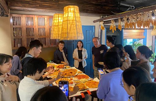Un repas convivial entre nous lors d’une petite fête à l’agence