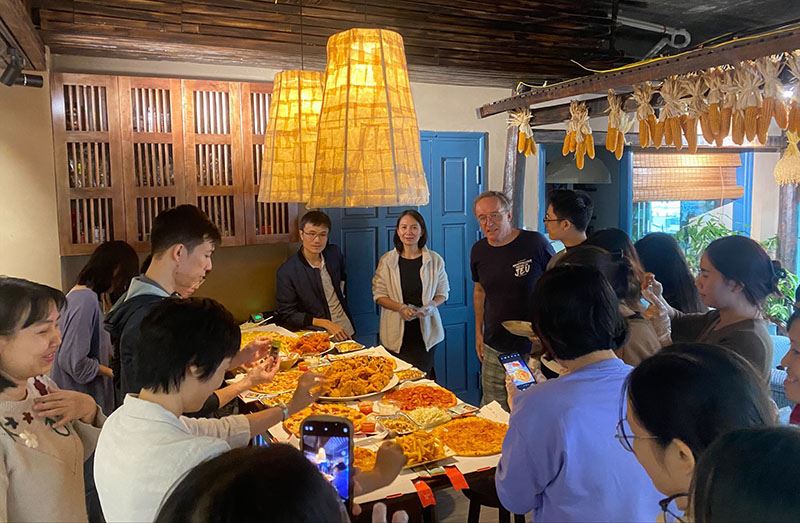 Un repas convivial entre nous lors d’une petite fête à l’agence