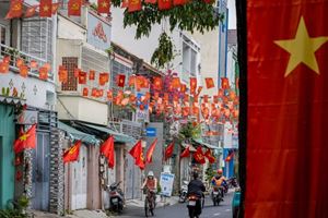 VIETNAM – Les rues s’embrasent de rouge à loccasion de La Journée de la Réunification