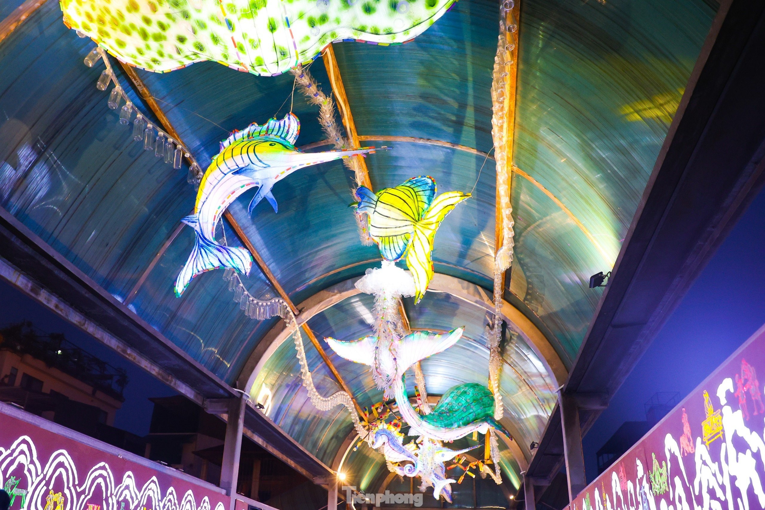 Ha Noi: Espace artistique lumineux du pont piétonnier Tran Nhat Duat 