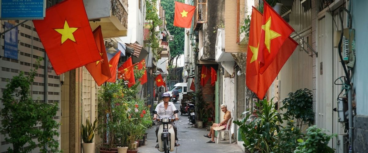 VIETNAM – Les rues s’embrasent de rouge à loccasion de La Journée de la Réunification