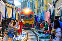 Marché ferroviaire Maeklong : Un incroyable spectacle de vie entre les trains