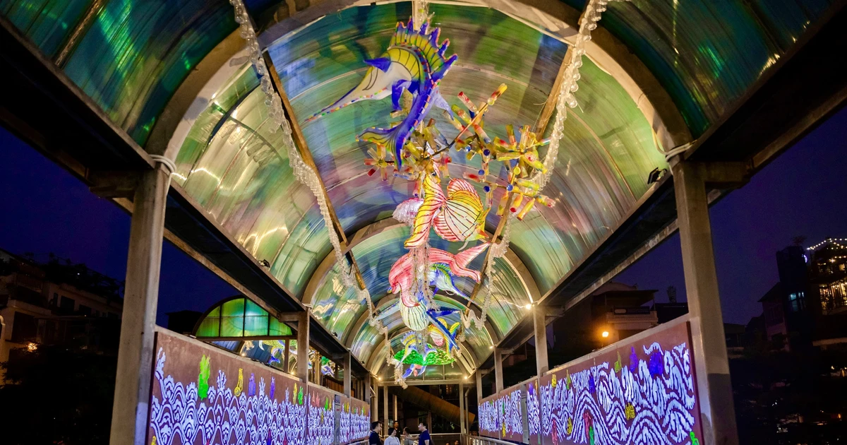 Ha Noi: Espace artistique lumineux du pont piétonnier Tran Nhat Duat