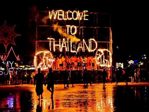 Thaïlande en Juillet : fleurs, lumière et musique dans l’air