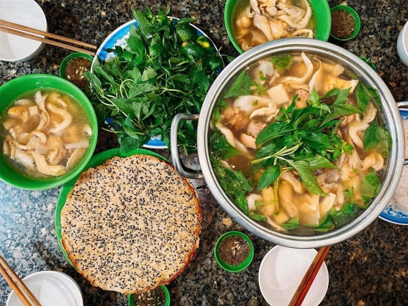 Fondue de poulet aux feuilles de basilic vietnamien