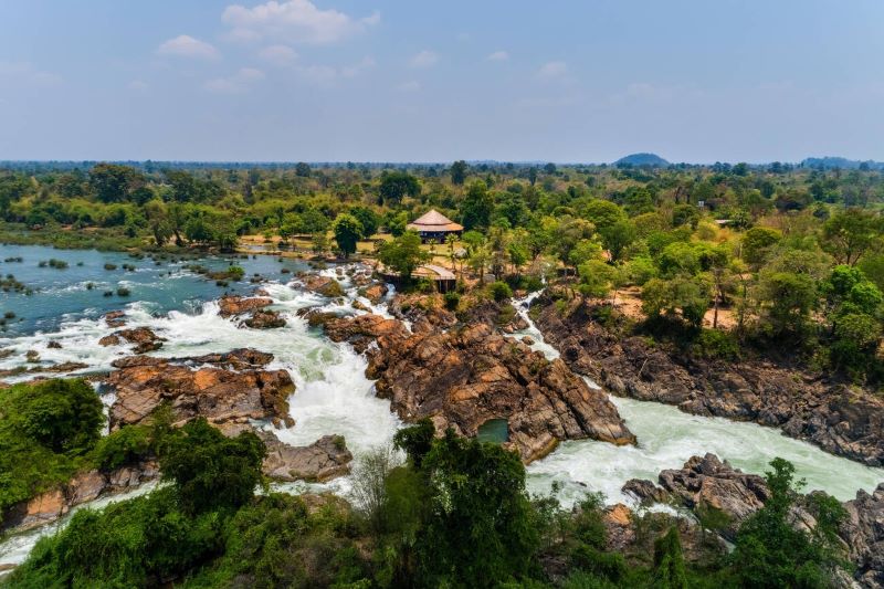 Surnommée Tat Somphamit, la cascade de Li Phi est liée à la spiritualité locale