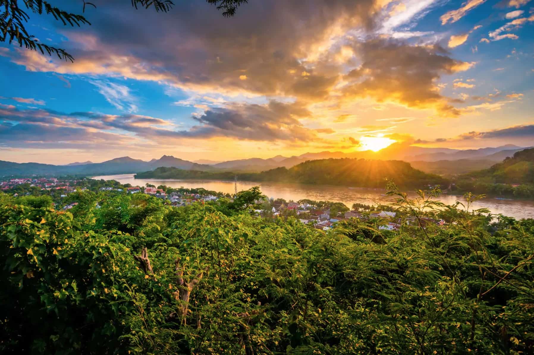 une vue panoramique depuis le mont Phousi