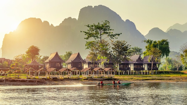 Village Et Bungalows Le Long De La Rivière Nam Song à Vang Vieng, Laos. | Photo Gratuite