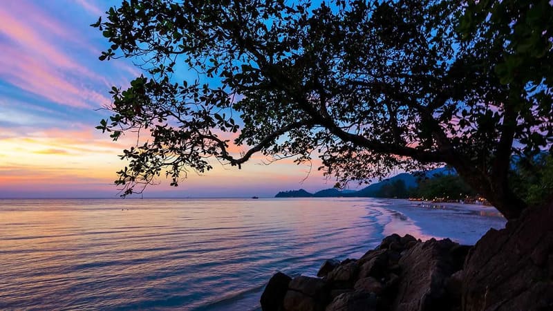 Le coucher du soleil magnifique à Klong Prao