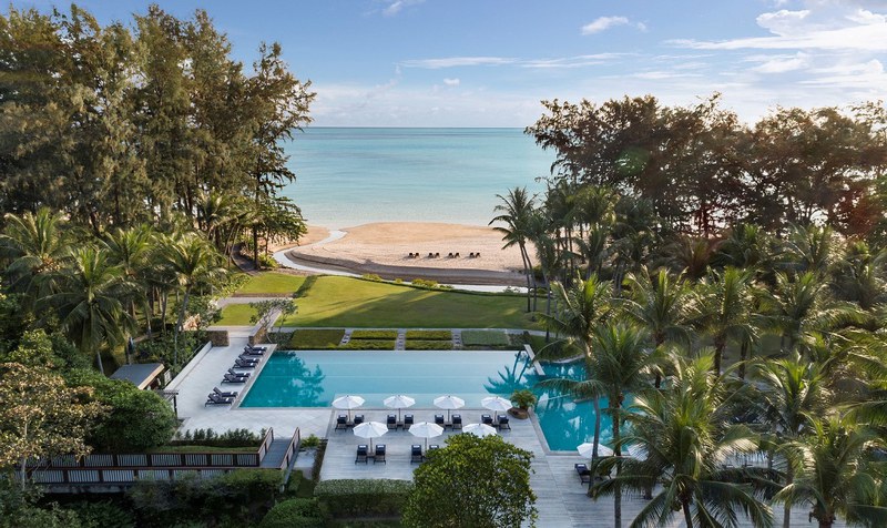 Piscine avec Vue sur la Plage de Dusit Thani, Entourée d''Arbres