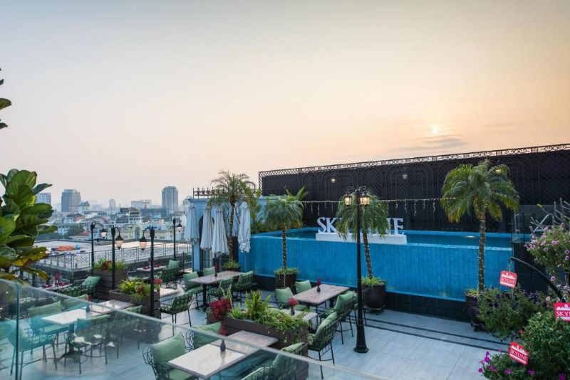 Piscine extérieure et le salon Skyline