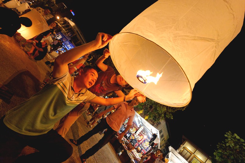 le Khom Loi dans la fête Yi Peng, Chiang Mai