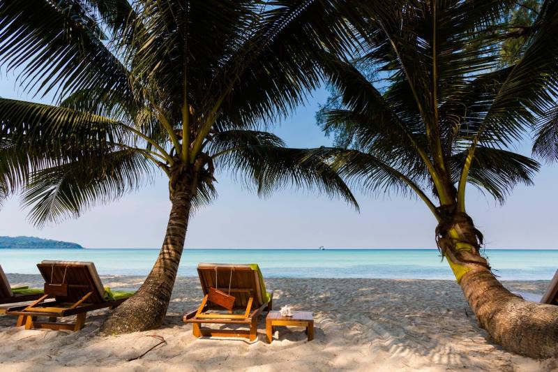 Sable blanc et eaux bleues éblouissantes du plage Klong Chao