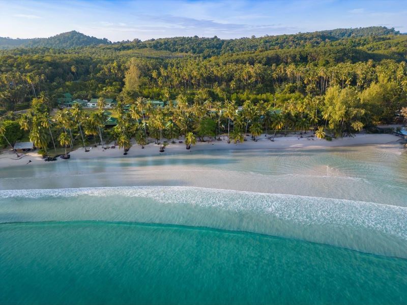 Plage fréquentée Klong Hin