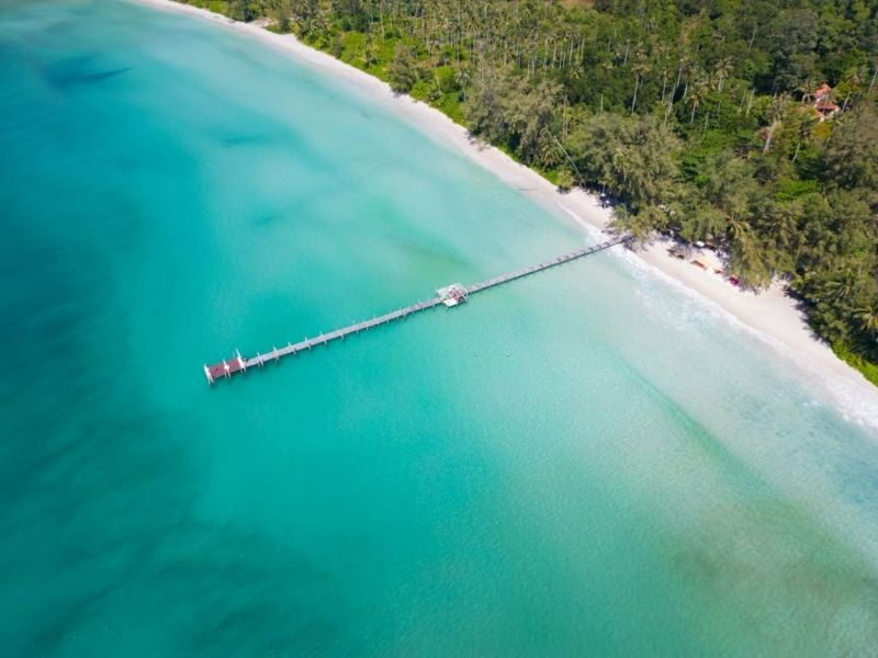 Île pittoresque de Koh Samet, vue depuis le ciel