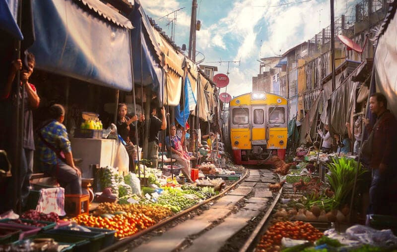 Train passe à la gare Maeklong