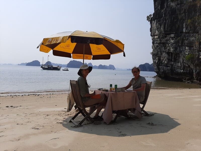 Un repas au bord de la baie d''Halong