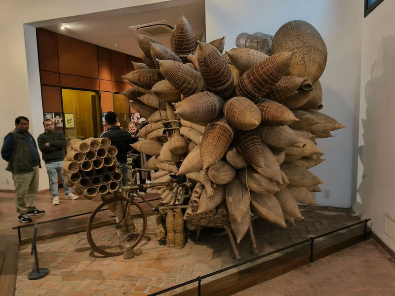 Le musée donne les clés pour reconnaître les costumes, les maisons et les rites.