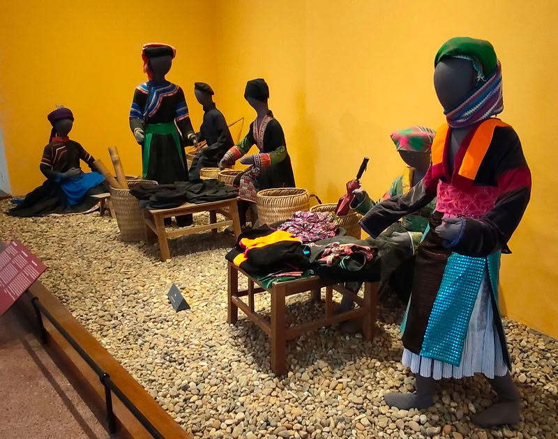 Les statues et costumes colorés dans le musée