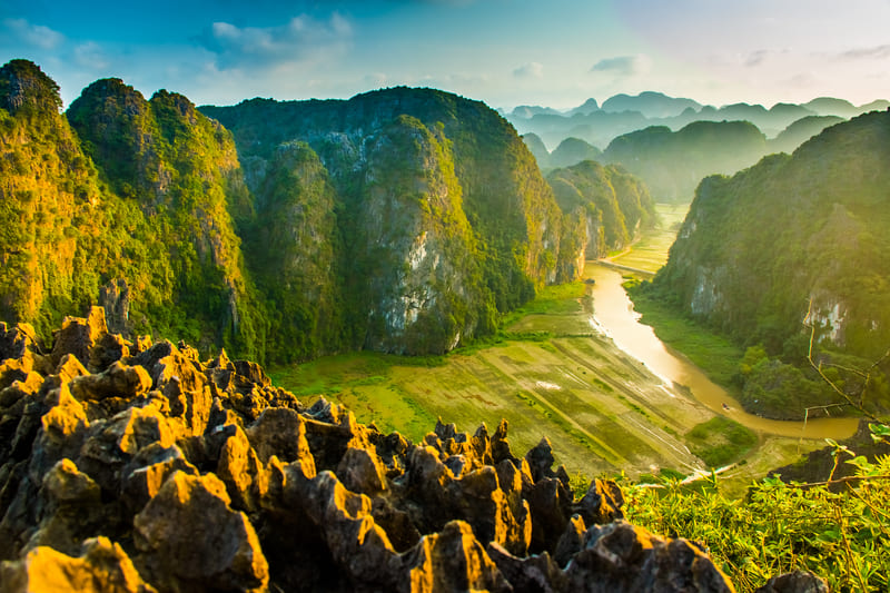 Le paysage de Tam Coc vu depuis le pic de Hang Mua 