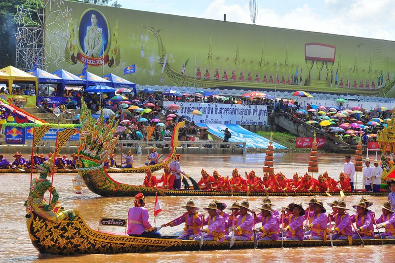 Courses de bateaux longs à Phichit