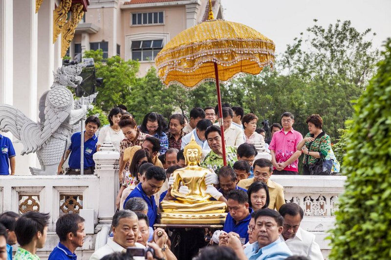 Porter le Phra Buddha Sihing