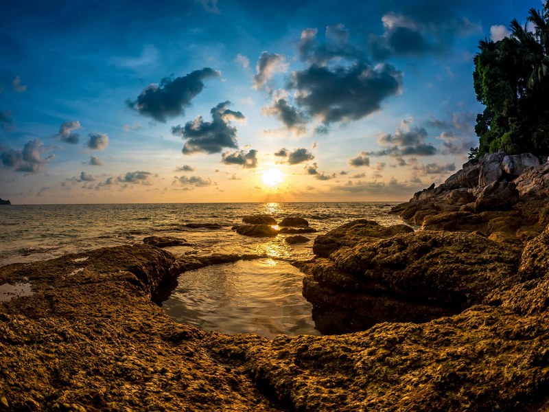 Plage de Surin au coucher du soleil en mars