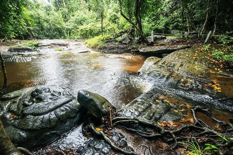 La rivière aux lingas sculptés à Phnom Kulen.