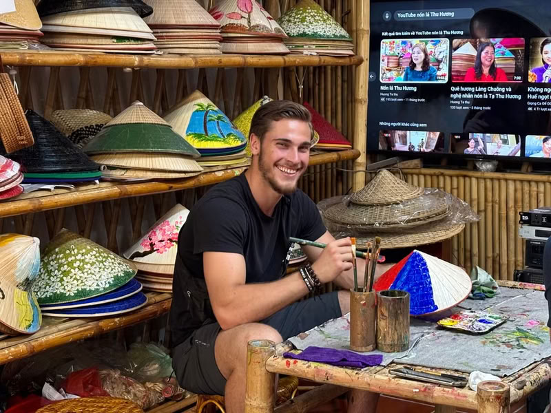 Le nón lá (chapeau conique) est le souvenir que presque tous les voyageurs achètent