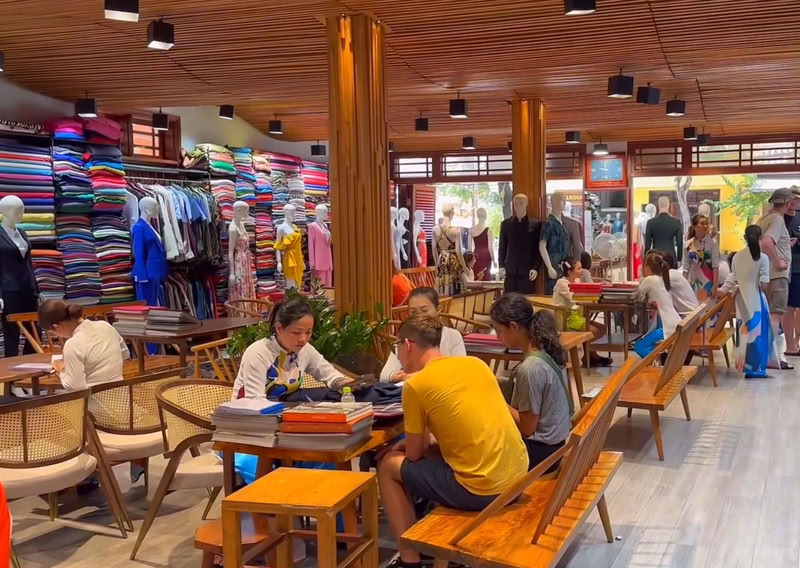 Les stands du marché aux tissus cousent plus vite et moins cher