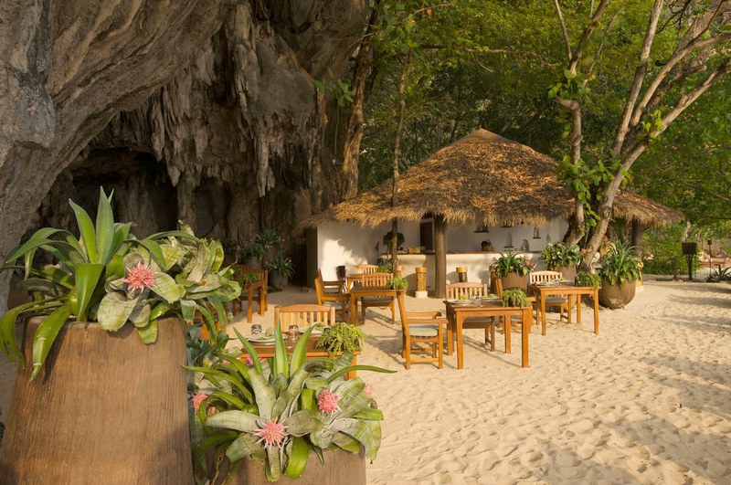 Détente au Bar de Plage du Rayavadee Resort à Krabi