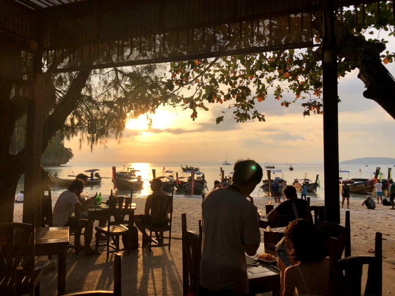Magie du Coucher de Soleil au Sand Sea Resort : Bateaux Traditionnels Locaux