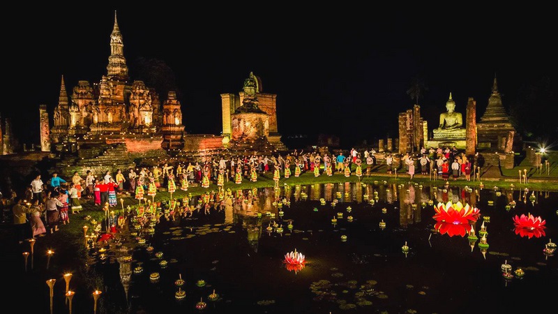 Célébration de Loy Krathong dans le parc historique de Sukhothai.