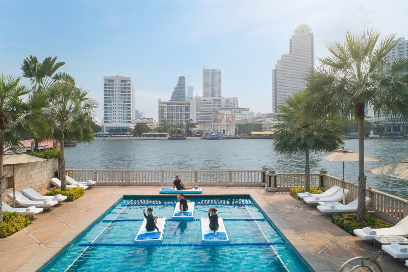 Piscine avec vue sur la rivière Chao Phraya