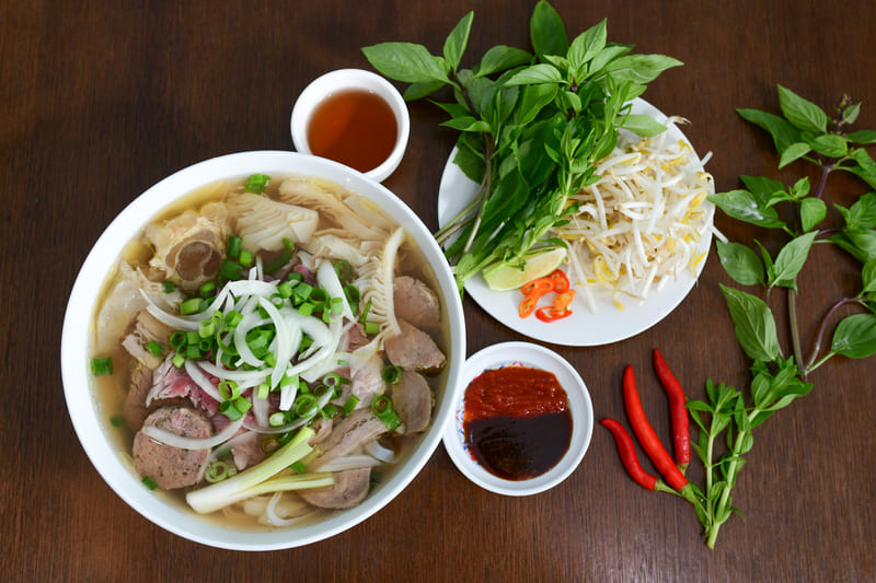 Pho - le plat est célèbre pour son goût délicieux et rappelle aux touristes lorsqu''ils voyagent au Vietnam