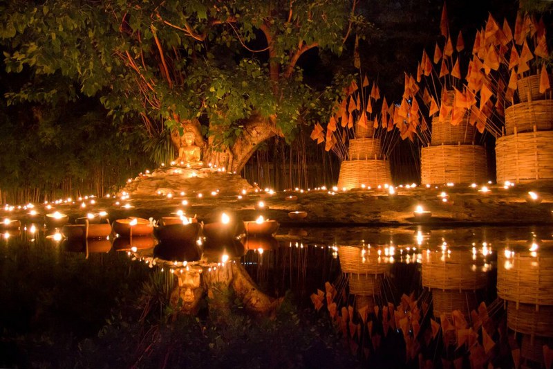 Allumer la bougie lors de la fête de Visakha Bucha