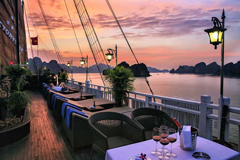 baie halong au coucher du soleil