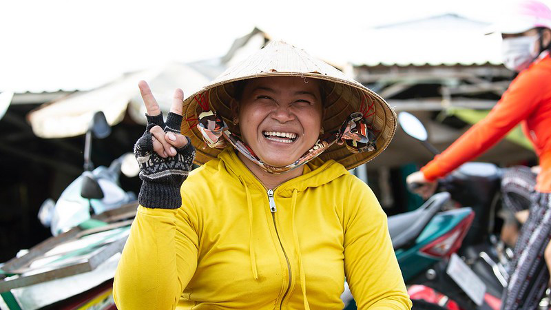 femme vietnamienne disant bonjour 