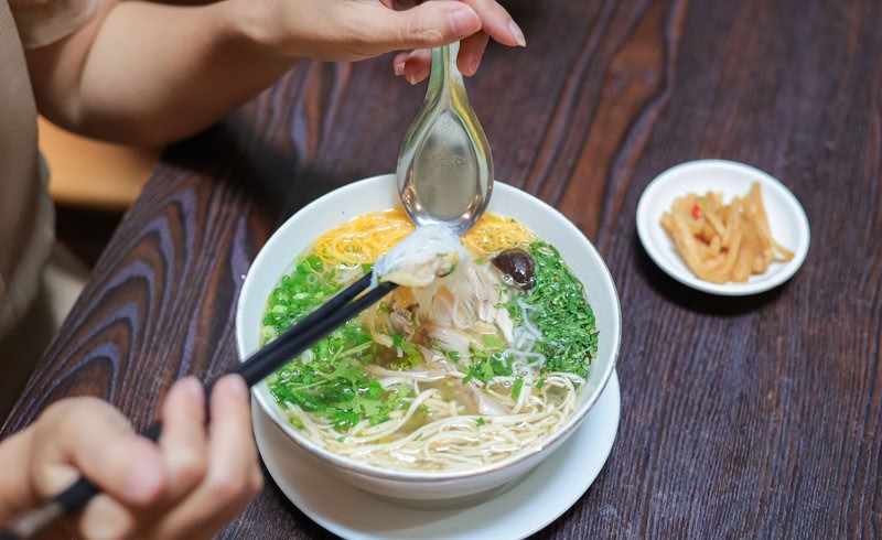 Le bouillon du bún thang ne contient ni anis étoilé ni cannelle