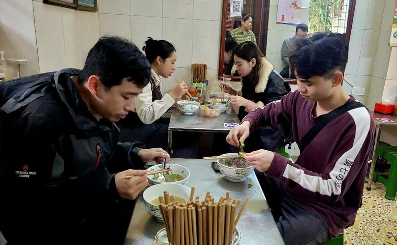 Le bún thang convient aux voyageurs qui aiment les goûts doux et les bouillons clairs