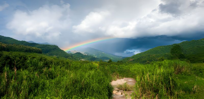 Le temps pluvieux rend le paysage montagneux encore plus vert