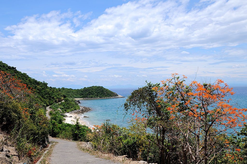 les routes surplombant la  plage de cu lao chao