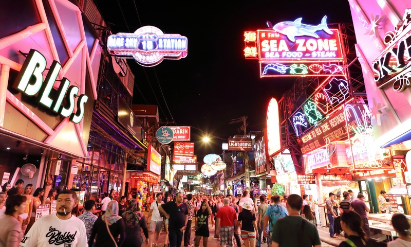 Pattaya, la nuit à pattaya, promenade nocturne à pied à Pattaya