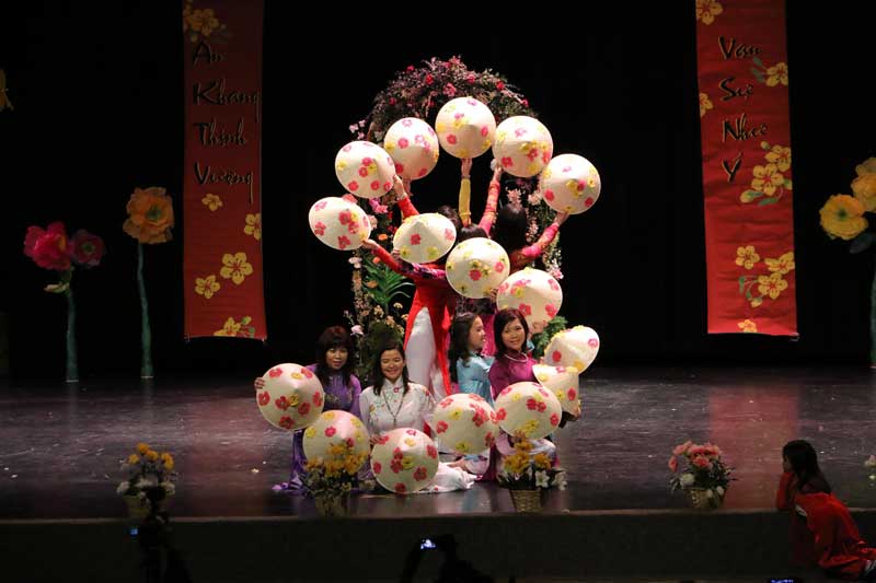 Danse des chapeaux coniques