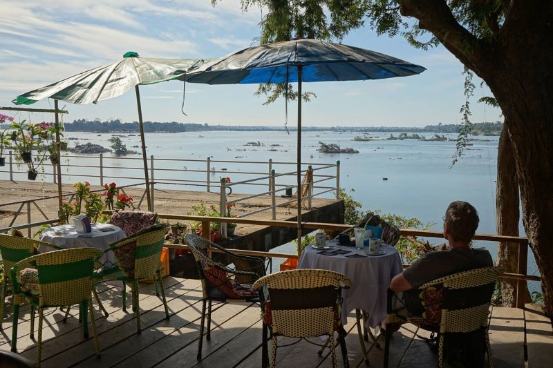 café avec vue sur le fleuve Mékong