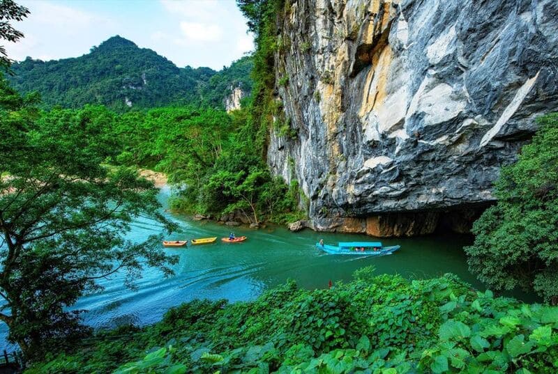 Cửa vào động Phong Nha