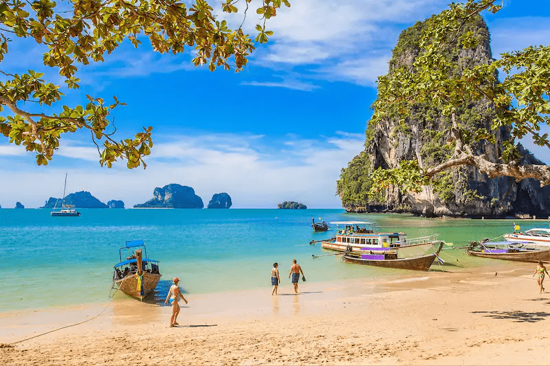 Les plages ensoleillées de Krabi, avec du sable doux, des eaux cristallines et des îles rocheuses au large, offrent un cadre enchanteur.