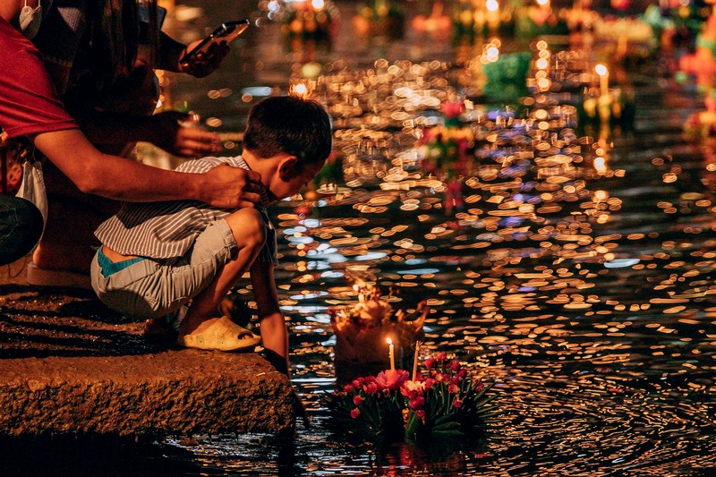 Enfants profitant des festivités nocturnes de Loy Krathong