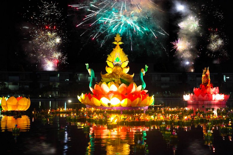 Harmonie Lumineuse : Krathong de Différentes Tailles sous un Feu d''Artifice