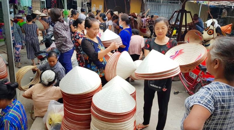 Marche de chapeaux coniques